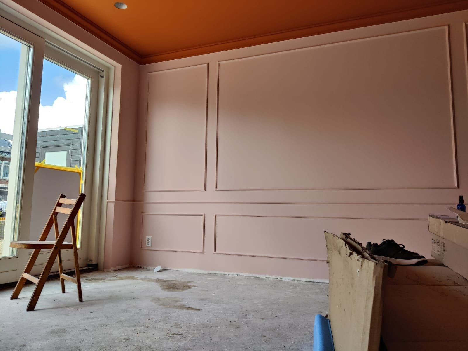 Modern ontmoet klassiek: sierlijsten op strak renovlies