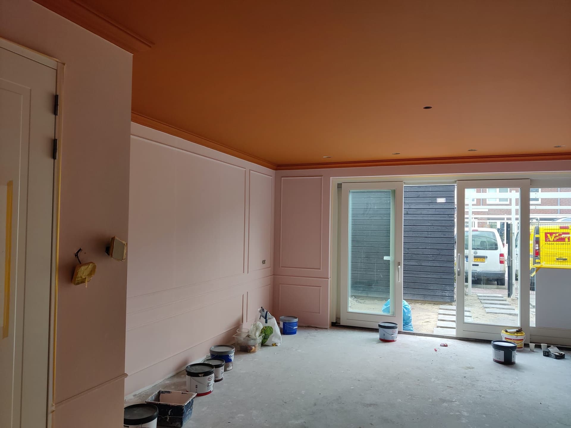 Modern ontmoet klassiek: sierlijsten op strak renovlies 4/4