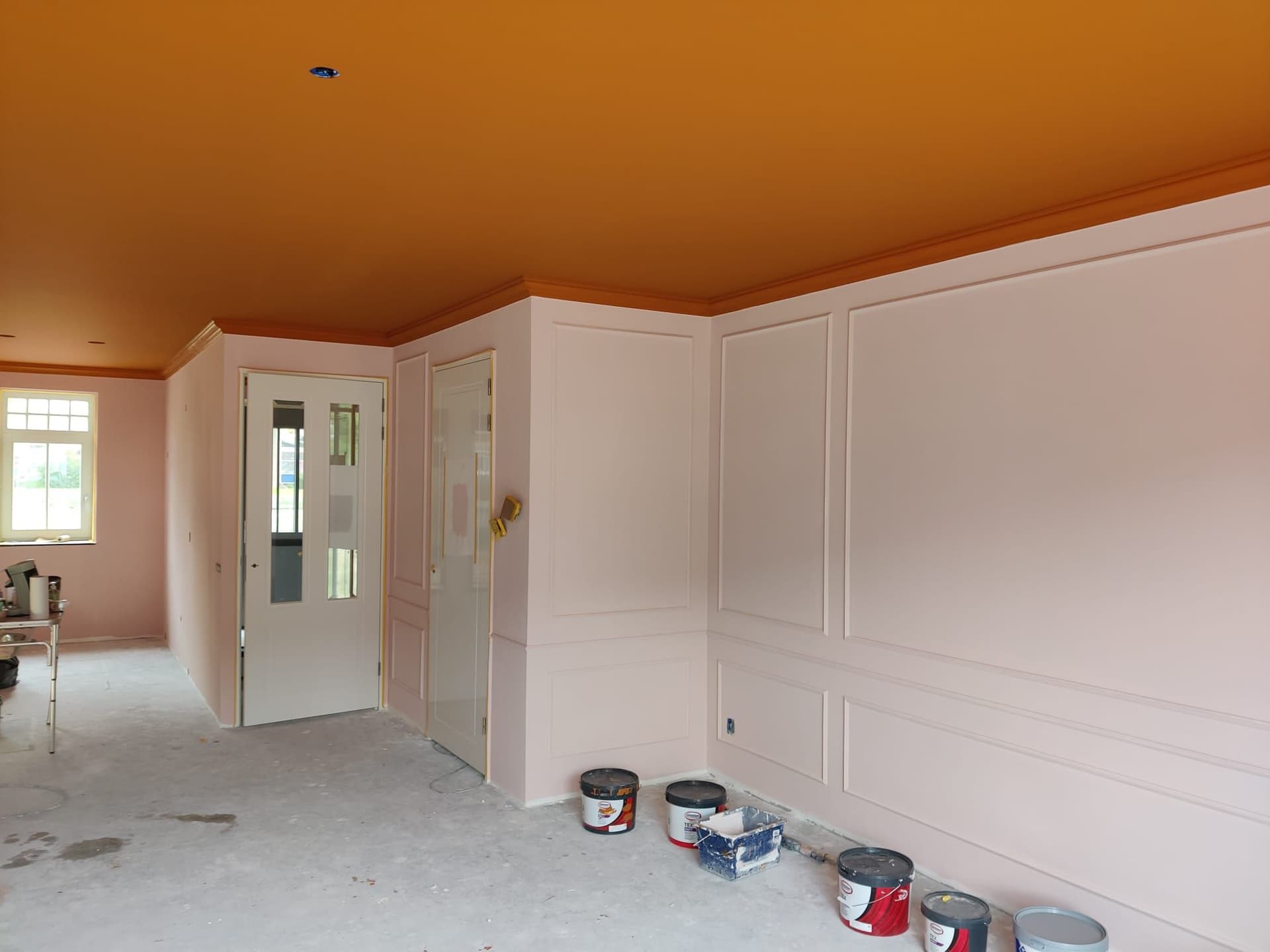 Modern ontmoet klassiek: sierlijsten op strak renovlies 3/4