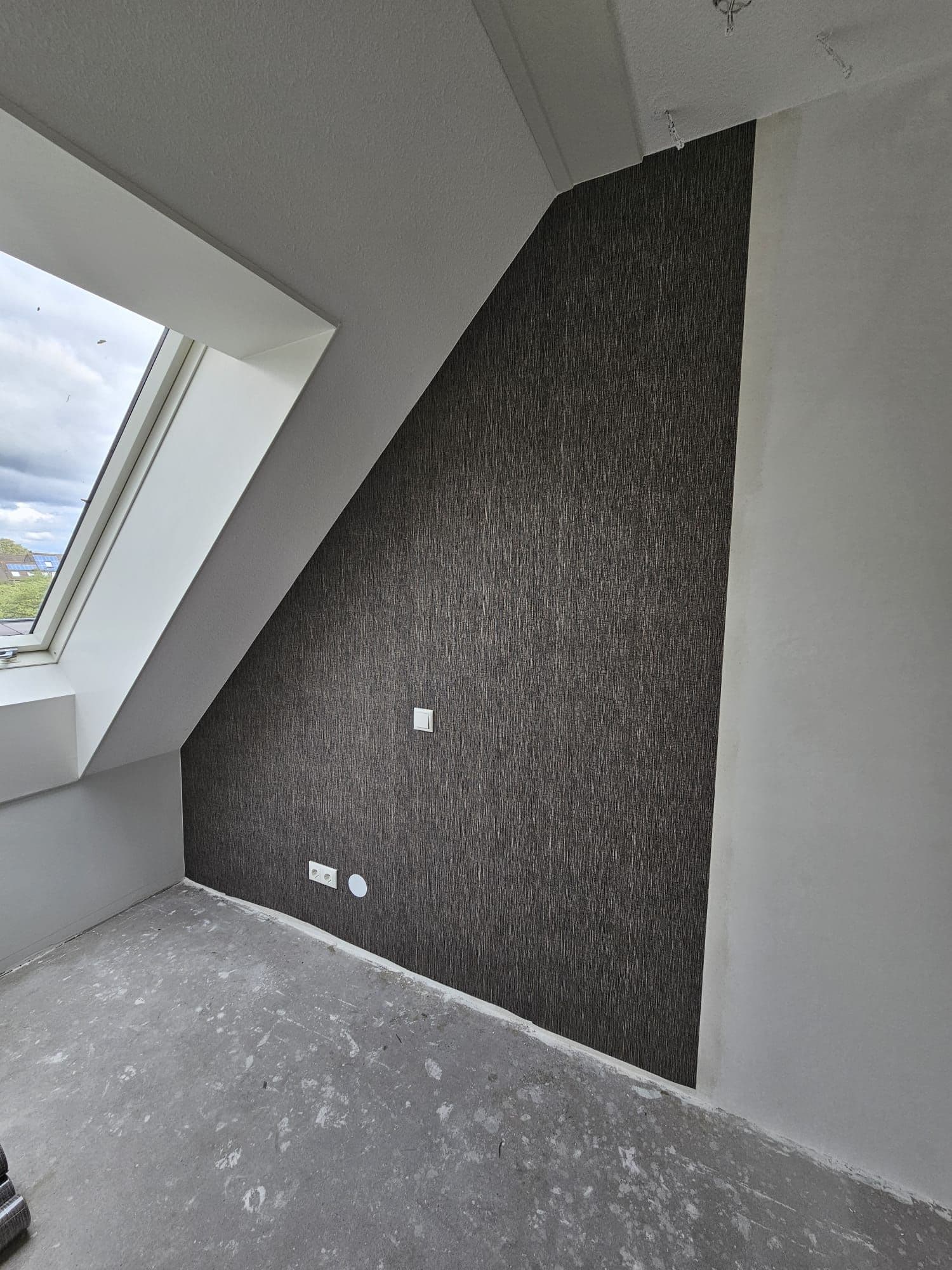 Structuurbehang op een schuine zolderwand: precisiewerk tot in de nok 2/2