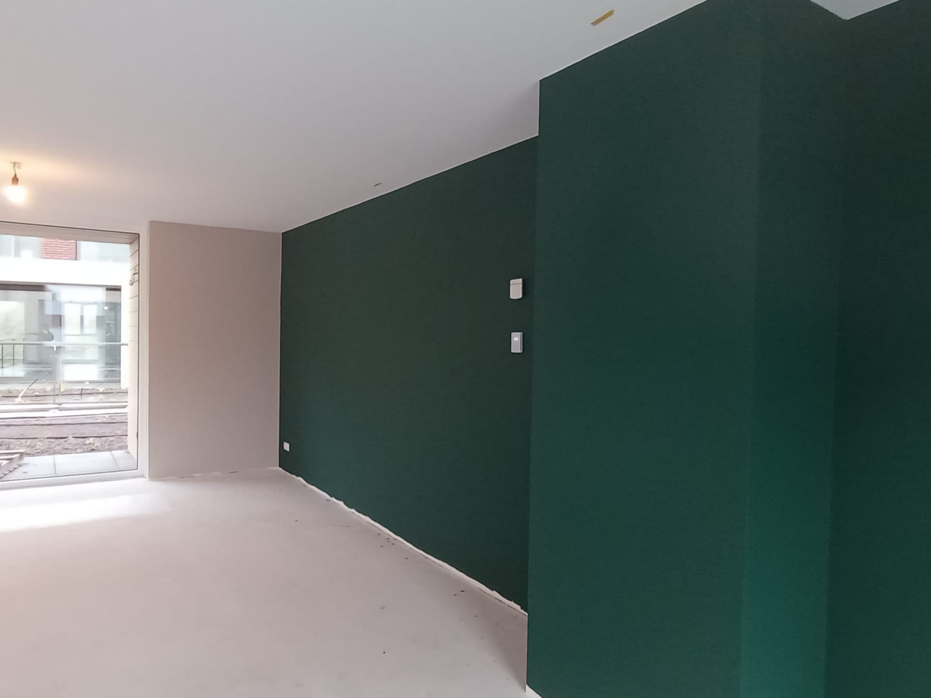 Van kale betonwanden naar een luxe, moderne leefruimte 2/5