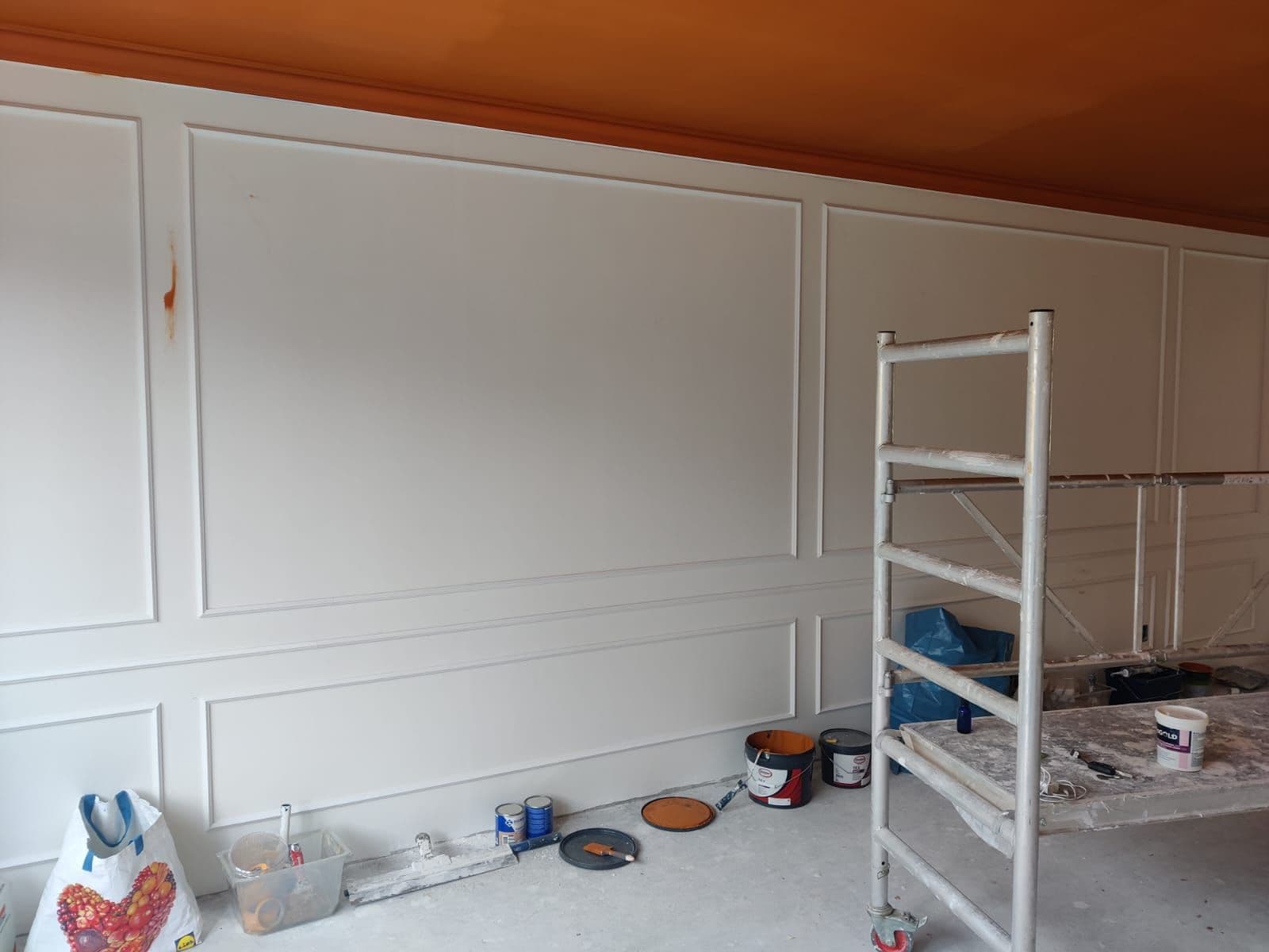 Klassieke elegantie ontmoet modern vakmanschap: sierlijsten op renovlies 3/3