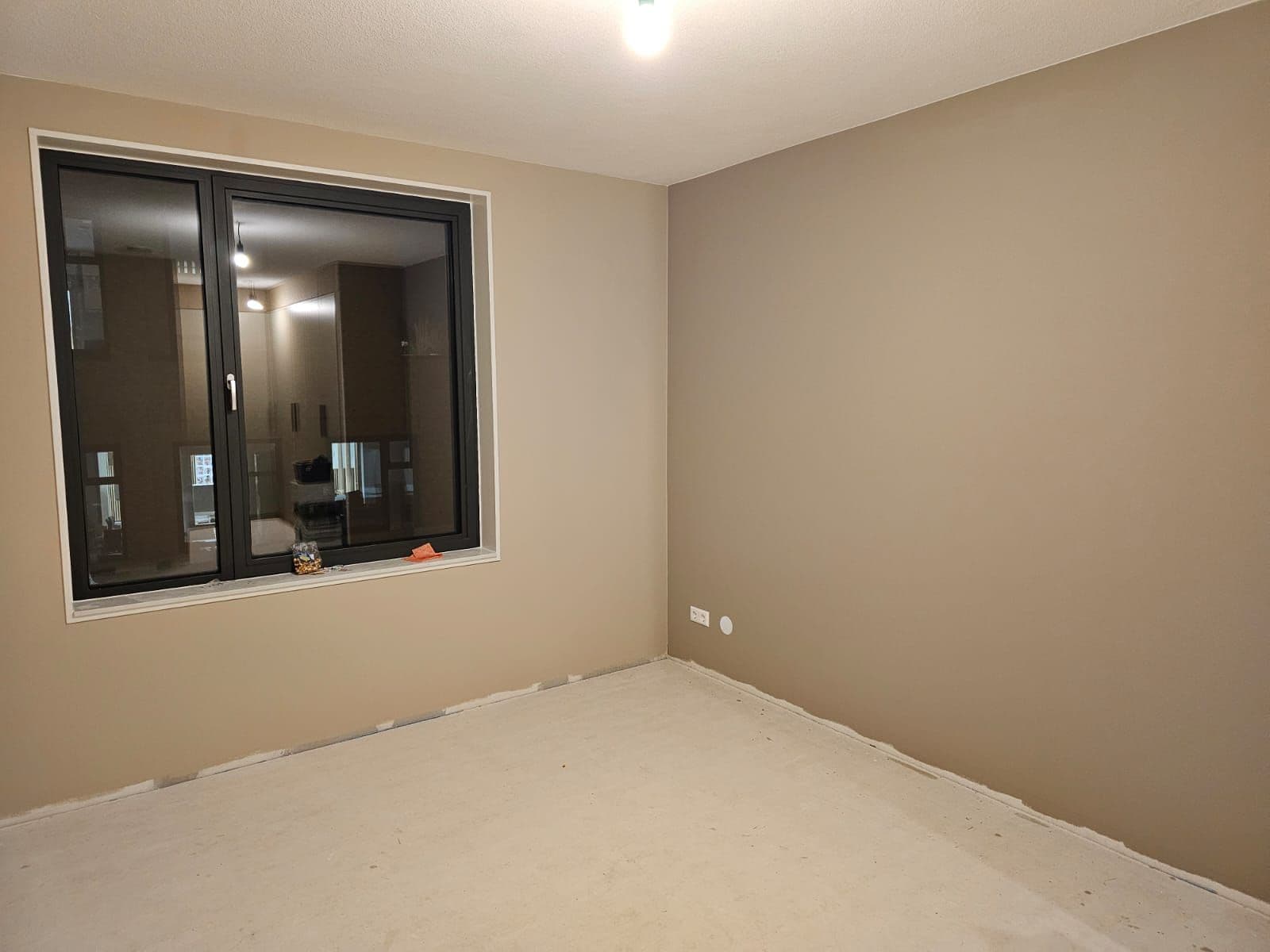 Warme elegantie: renovlies in een sfeervolle taupe-finish 2/4