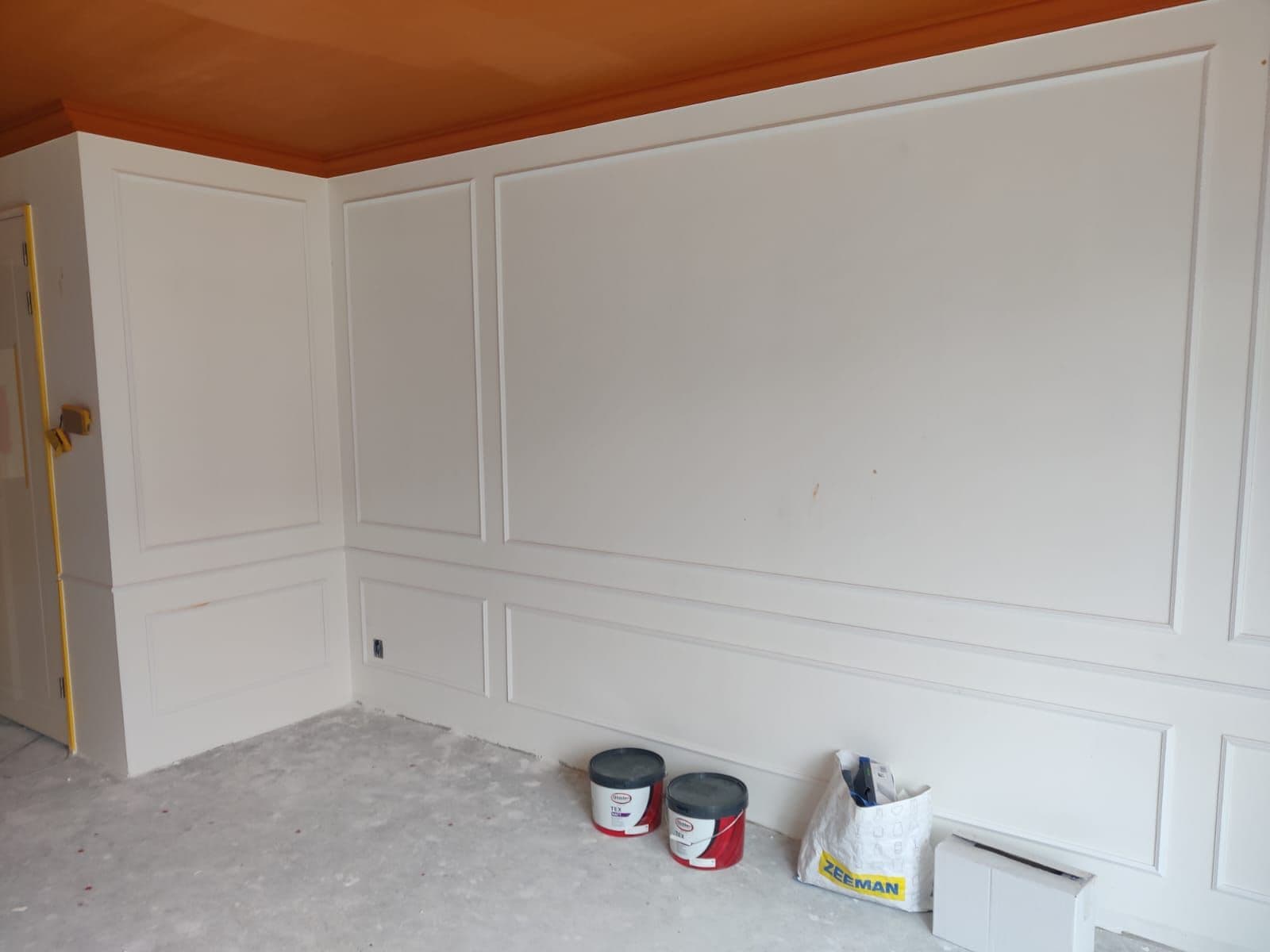 Klassieke elegantie ontmoet modern vakmanschap: sierlijsten op renovlies 2/3