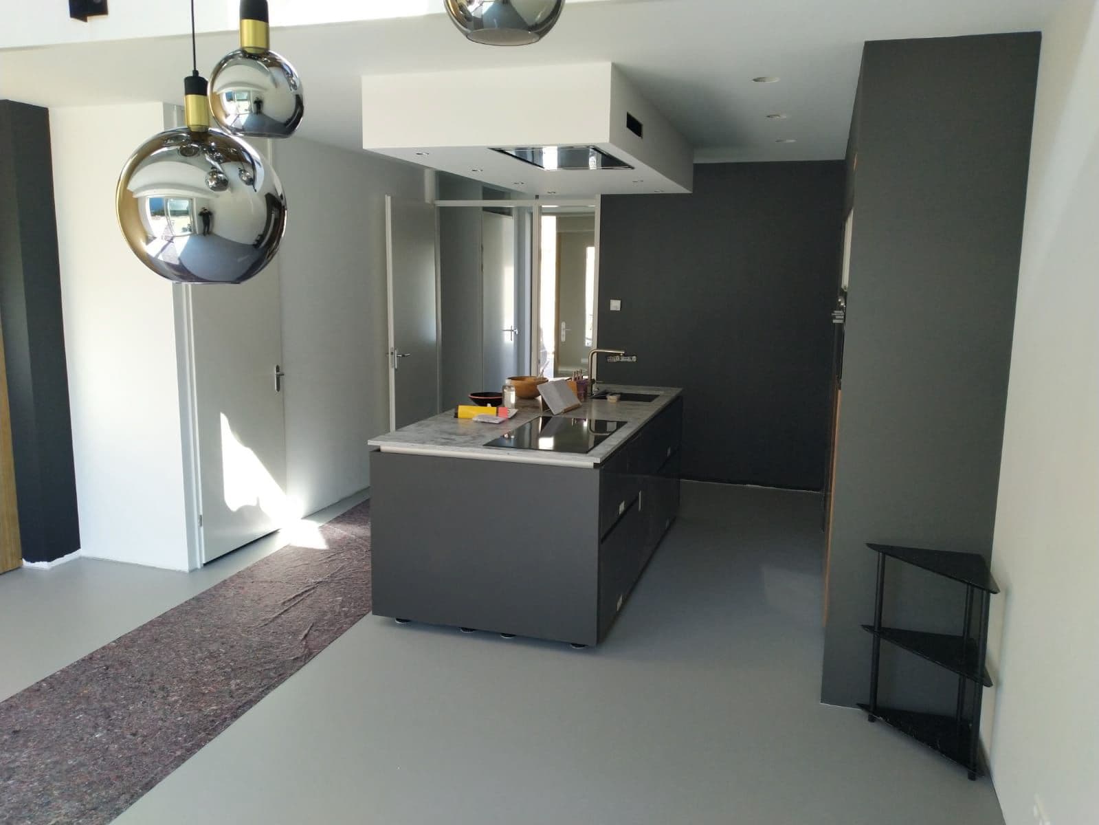 Van kale betonwanden naar een luxe, moderne leefruimte 3/5