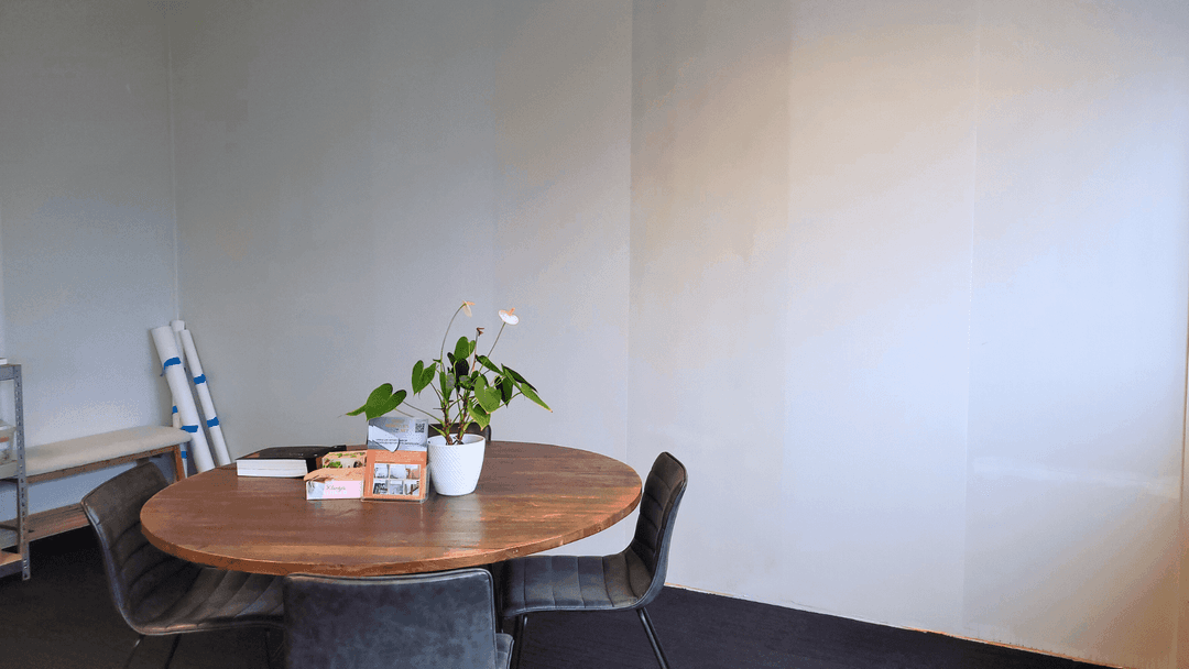 Foto van de showroom met de procedure van het aanleggen van Renovlies