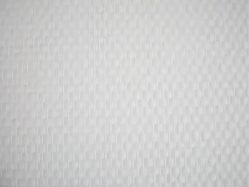 Monster van glasvliesbehang, toont textuur en ontwerp van het materiaal.