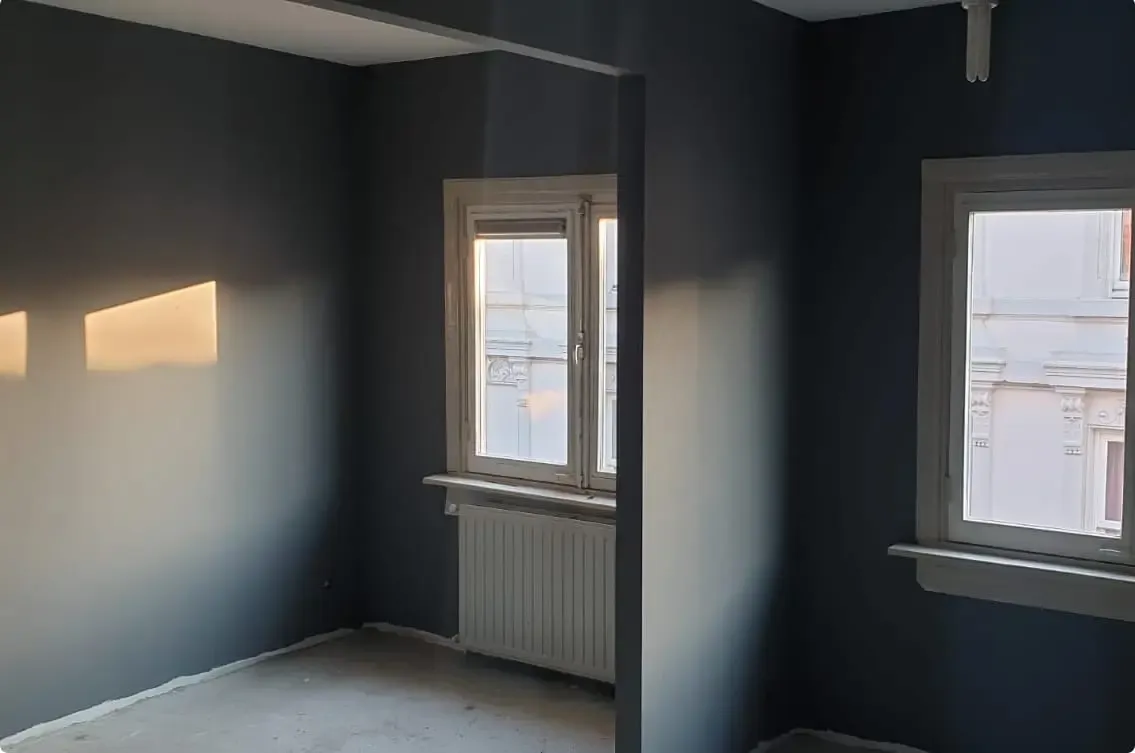 Strak afgewerkte donkergrijze wand