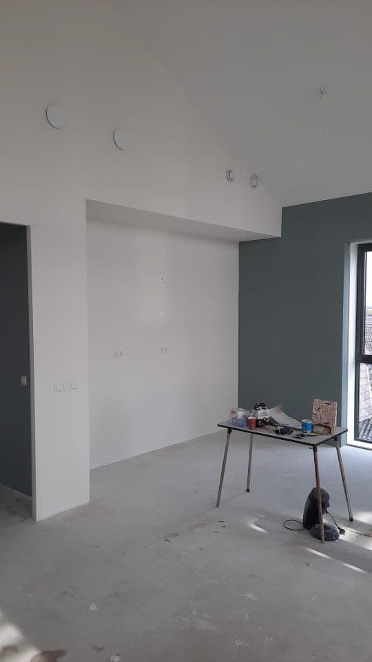 Van kale betonwanden naar een luxe, moderne leefruimte 5/5