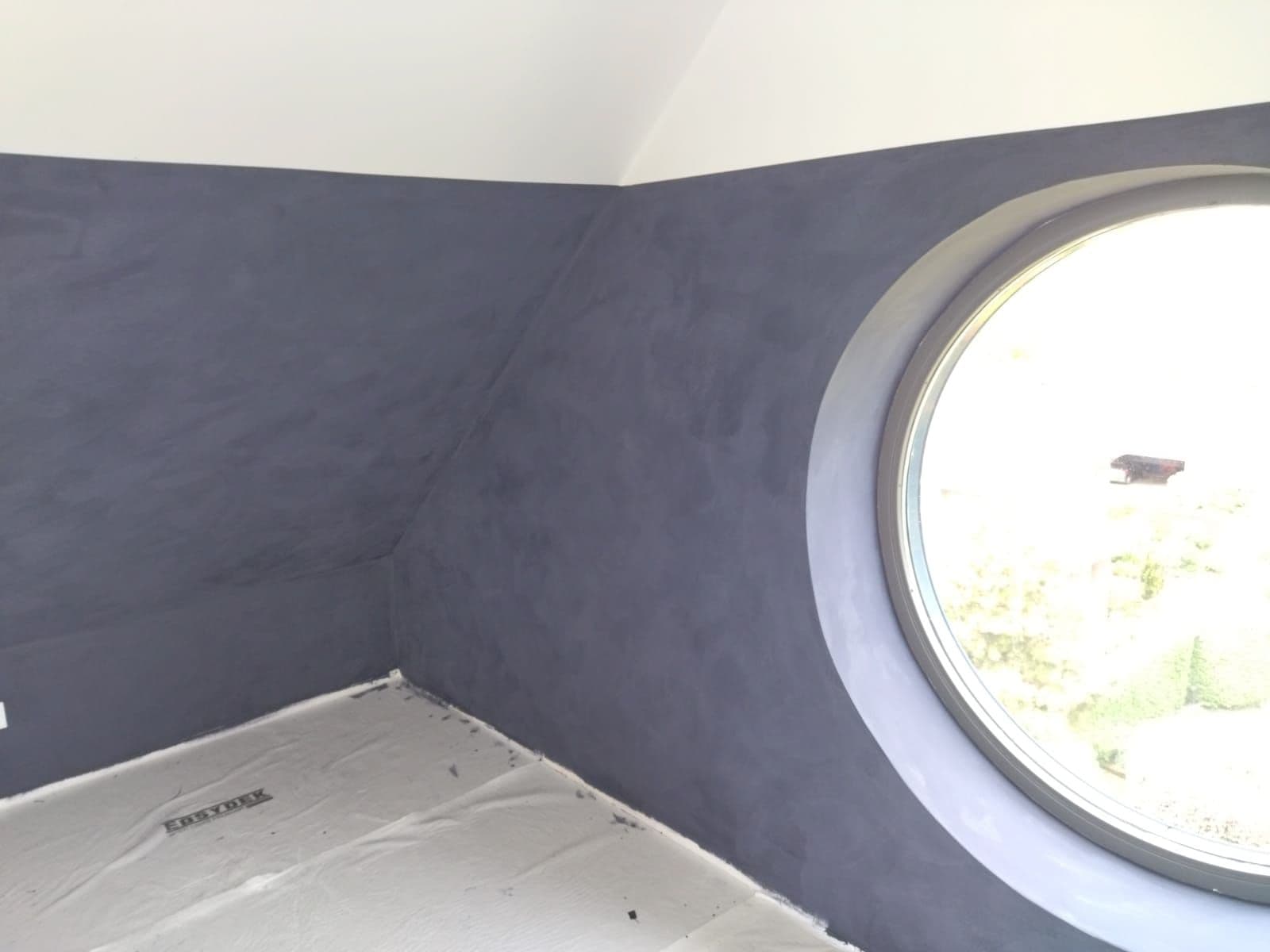Eyecatcher op zolder: loepzuivere afwerking rondom een uniek rond raam 2/2