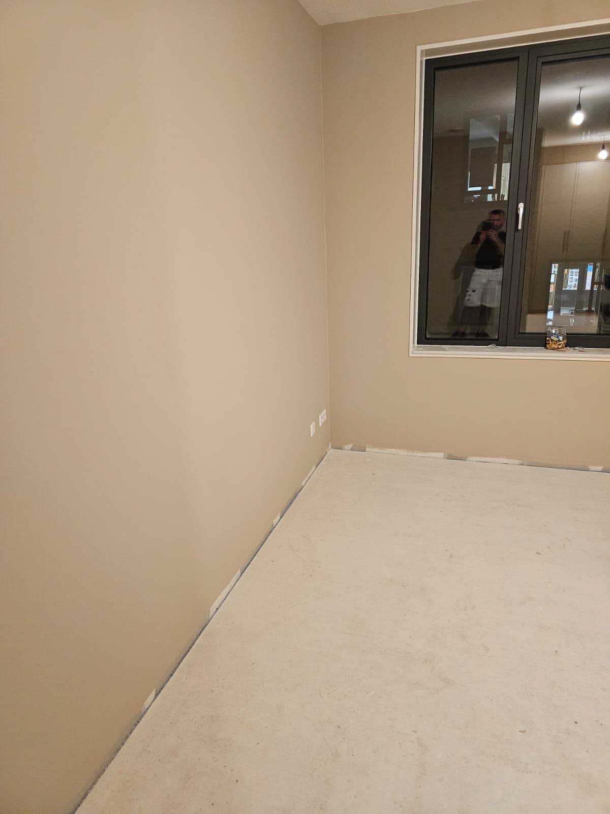 Warme elegantie: renovlies in een sfeervolle taupe-finish
