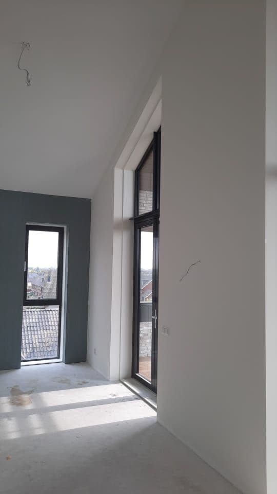 Van kale betonwanden naar een luxe, moderne leefruimte