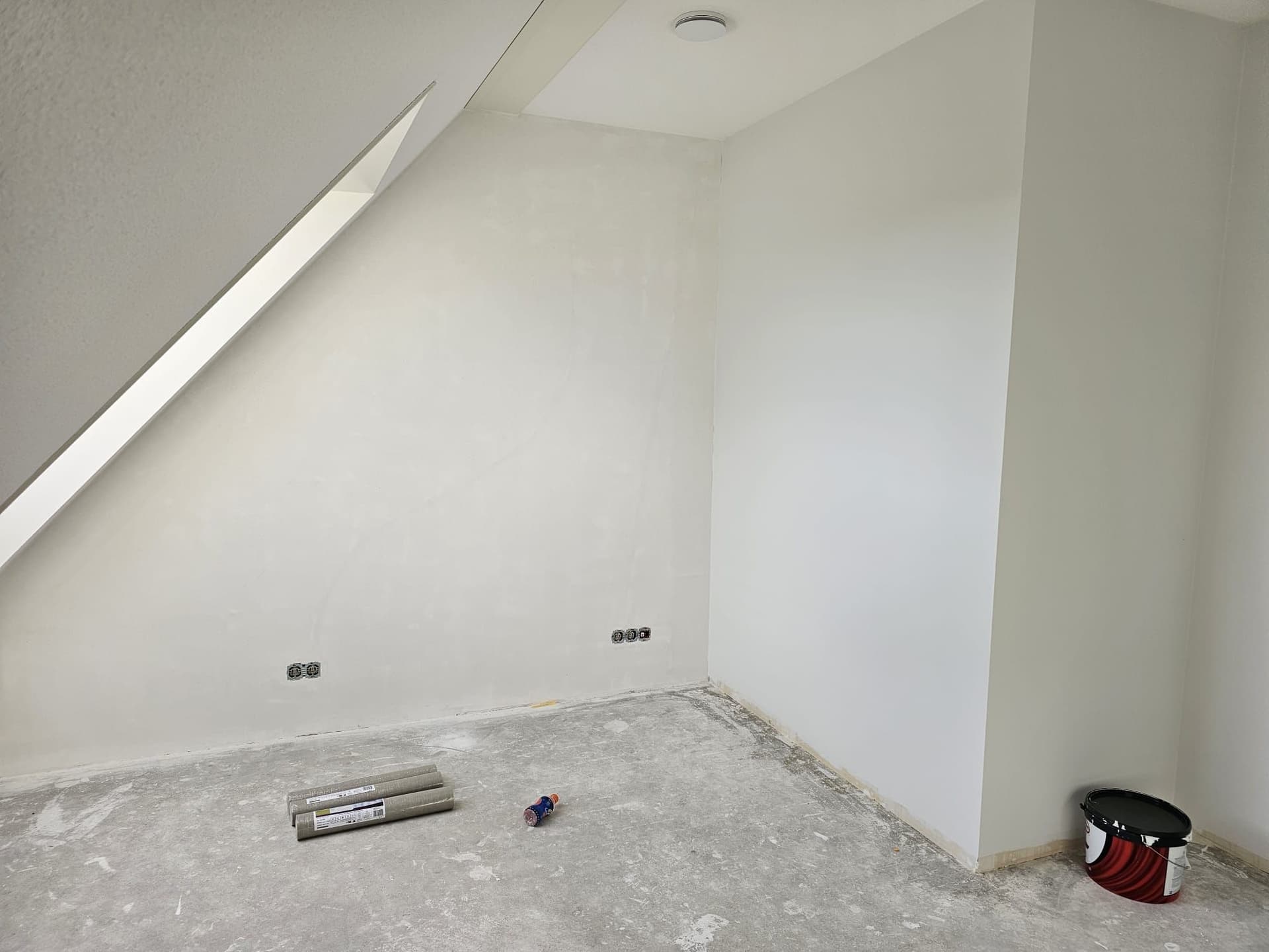 Structuurbehang op een schuine zolderwand: precisiewerk tot in de nok