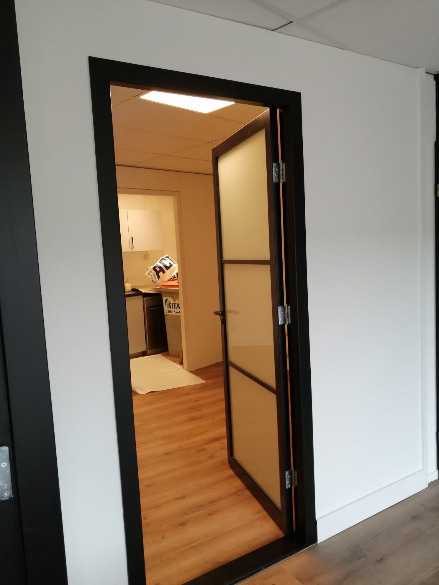 Van kale betonwanden naar een luxe, moderne leefruimte 4/5