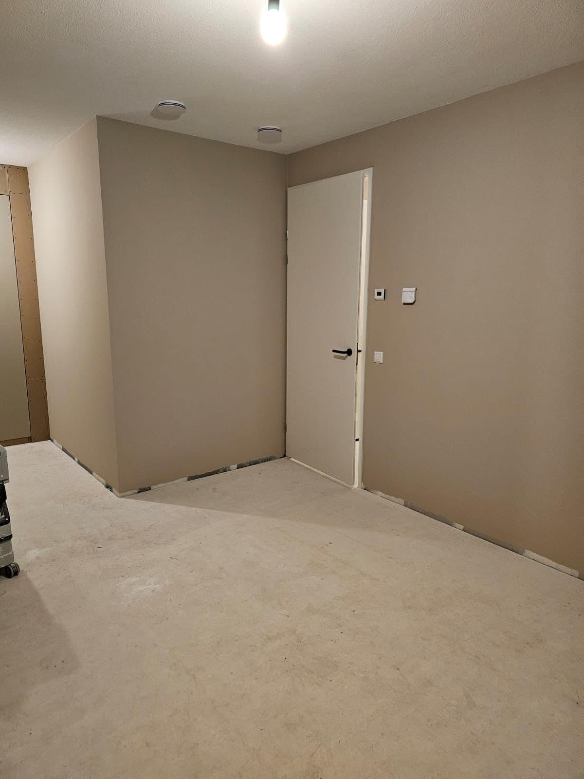 Warme elegantie: renovlies in een sfeervolle taupe-finish 3/4